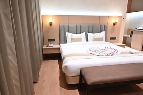 HOTEL MEERA PALACE