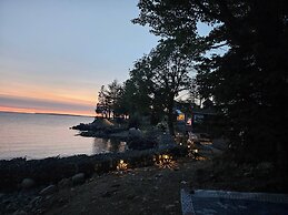 Waterfront Cabin on Lake Superior Sleeps 7 Plus ppl
