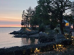 Waterfront Cabin on Lake Superior Sleeps 7 Plus ppl