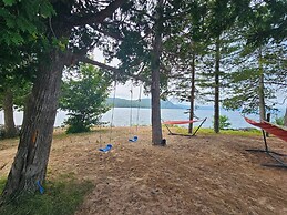 Lake Superior Waterffront Main Unit of Duplex Sleeps 8 ppl