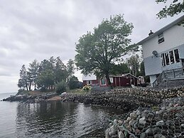 Lake Superior Waterffront Main Unit of Duplex Sleeps 8 ppl