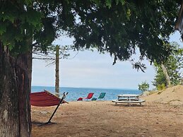 Lake Superior Waterffront Main Unit of Duplex Sleeps 8 ppl