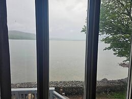 Lake Superior Waterffront Main Unit of Duplex Sleeps 8 ppl