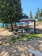 Lake Superior Waterffront Main Unit of Duplex Sleeps 8 ppl