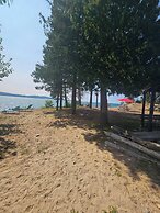 Lake Superior Waterffront Main Unit of Duplex Sleeps 8 ppl