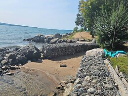 Lake Superior Waterffront Main Unit of Duplex Sleeps 8 ppl