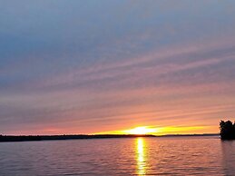 Lake Superior Waterffront Main Unit of Duplex Sleeps 8 ppl