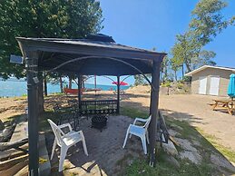 Lake Superior Waterffront Main Unit of Duplex Sleeps 8 ppl