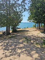 Lake Superior Waterffront Main Unit of Duplex Sleeps 8 ppl