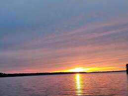 Lake Superior Waterffront Main Unit of Duplex Sleeps 8 ppl