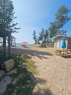 Lake Superior Waterffront Main Unit of Duplex Sleeps 8 ppl