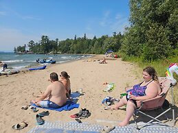 Lake Superior Waterffront Main Unit of Duplex Sleeps 8 ppl