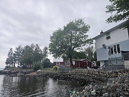 Lake Superior Waterffront Main Unit of Duplex Sleeps 8 ppl