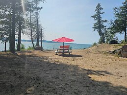 Lake Superior Waterffront Main Unit of Duplex Sleeps 8 ppl