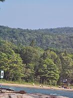 Lake Superior Waterffront Main Unit of Duplex Sleeps 8 ppl