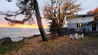 Lake Superior Waterffront Main Unit of Duplex Sleeps 8 ppl