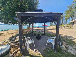Lake Superior Waterffront Main Unit of Duplex Sleeps 8 ppl