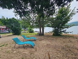 Lake Superior Waterffront Main Unit of Duplex Sleeps 8 ppl
