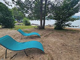 Lake Superior Waterffront Main Unit of Duplex Sleeps 8 ppl