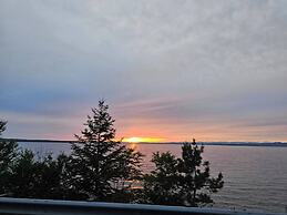 Lake Superior Waterffront Main Unit of Duplex Sleeps 8 ppl
