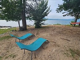 Lake Superior Waterffront Main Unit of Duplex Sleeps 8 ppl