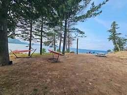 Lake Superior Waterffront Main Unit of Duplex Sleeps 8 ppl