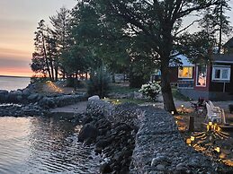 Lake Superior Waterffront Main Unit of Duplex Sleeps 8 ppl