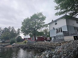 Lake Superior Waterffront Main Unit of Duplex Sleeps 8 ppl