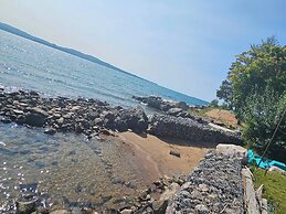 Lake Superior Waterffront Main Unit of Duplex Sleeps 8 ppl