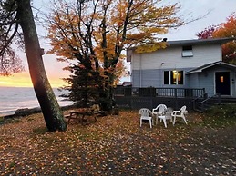 Lake Superior Waterffront Main Unit of Duplex Sleeps 8 ppl