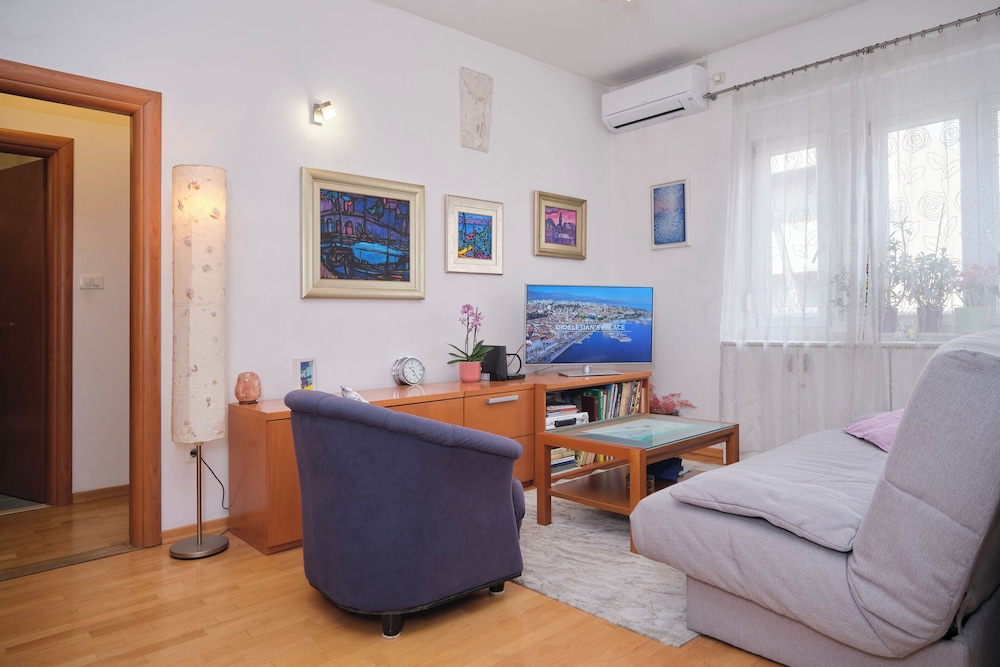 Old Town Art Apartment Split by Litto