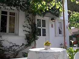 ARETHOUSA