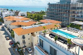 3 BR Condo with Rooftop Pool - Love 203