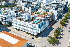 3 BR Condo with Rooftop Pool - Love 203
