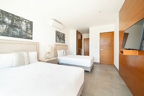 3 BR Condo with Rooftop Pool - Love 203