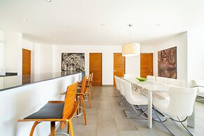 3 BR Condo with Rooftop Pool - Love 203