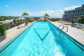 3 BR Condo with Rooftop Pool - Love 203