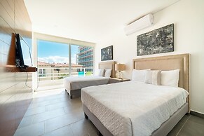 3 BR Condo with Rooftop Pool - Love 203