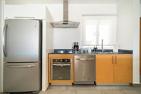 3 BR Condo with Rooftop Pool - Love 203