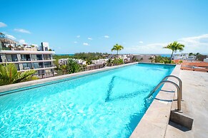3 BR Condo with Rooftop Pool - Love 203