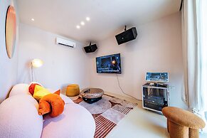 Candy House Pool Villa with KTV