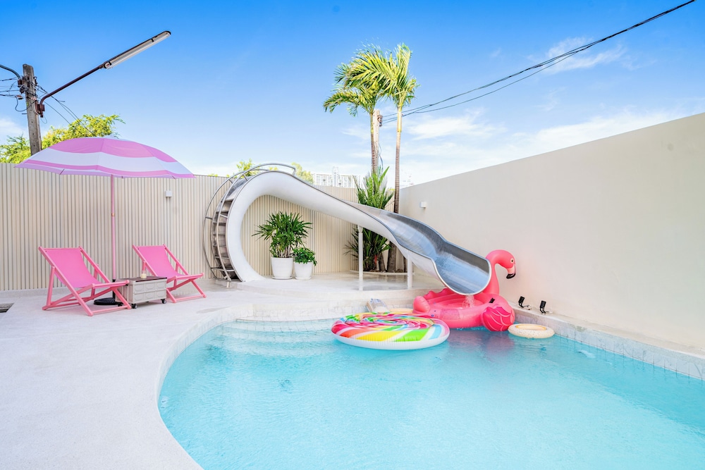 Candy House Pool Villa with KTV