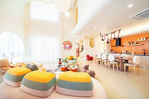 Candy House Pool Villa with KTV