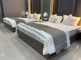 Hotel R J Heights