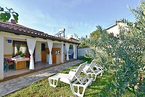 Cozy Flat With Garden Access in Umag
