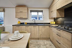 Host Stay Honey Bee Lodge