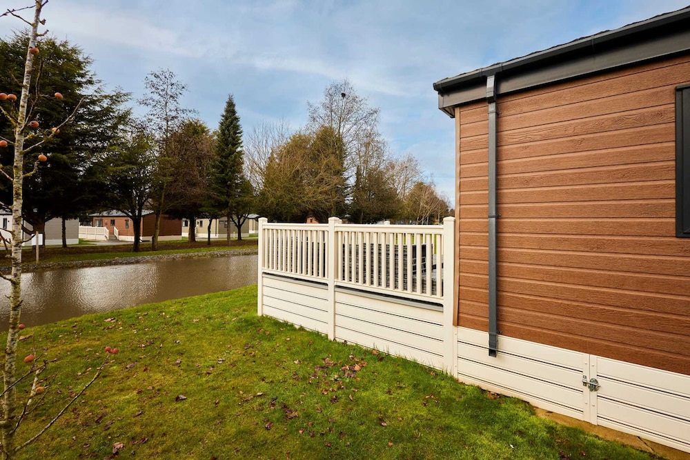 Host Stay Lakeshore Lodge