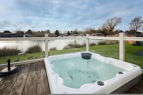 Host Stay Lakeside Gem Lodge