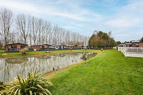 Host Stay Black Moorhen Lodge