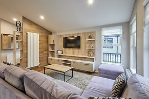 Host Stay Black Moorhen Lodge